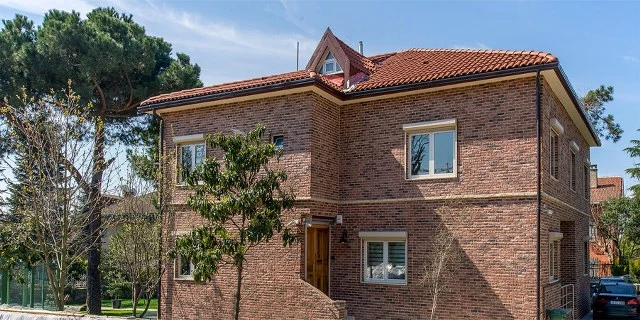 Endüstriyel stil dekoratif tuğla duvar tasarımı