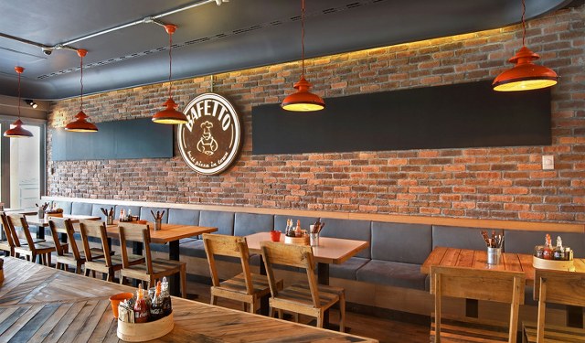 Tuğla duvar kaplamada derz dolgu rengi ve kontrast görünüm.